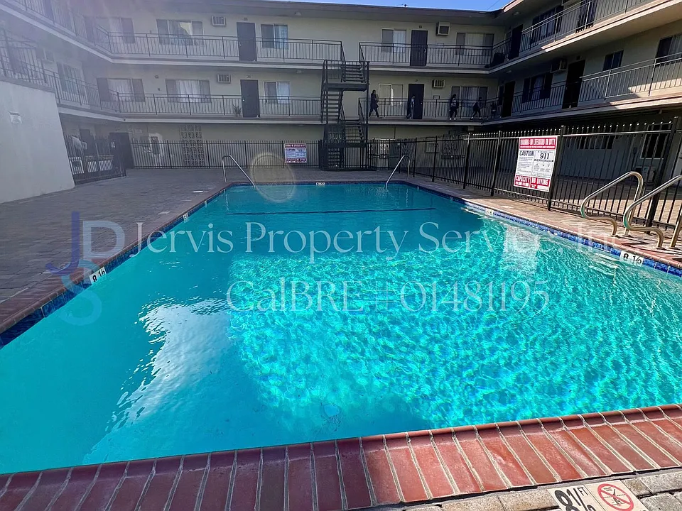 8700-8710 Rosecrans Ave