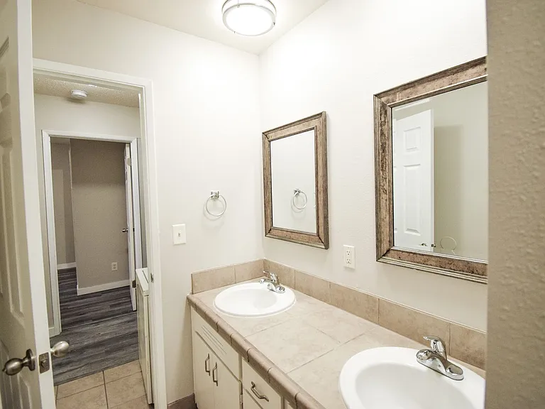 Vista Hills Apartments — Photo 18