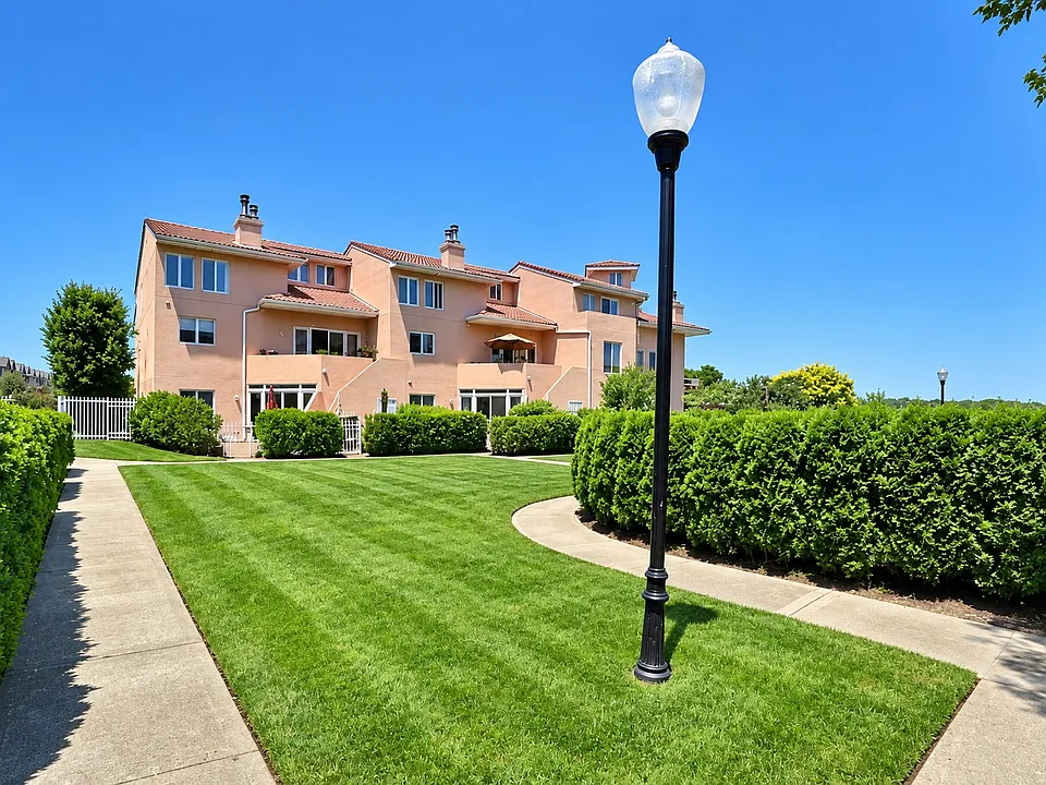 52 Harbour Ct #52