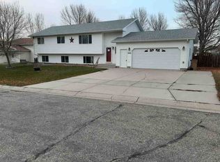 908 26th Ave NW, Minot, ND 58703