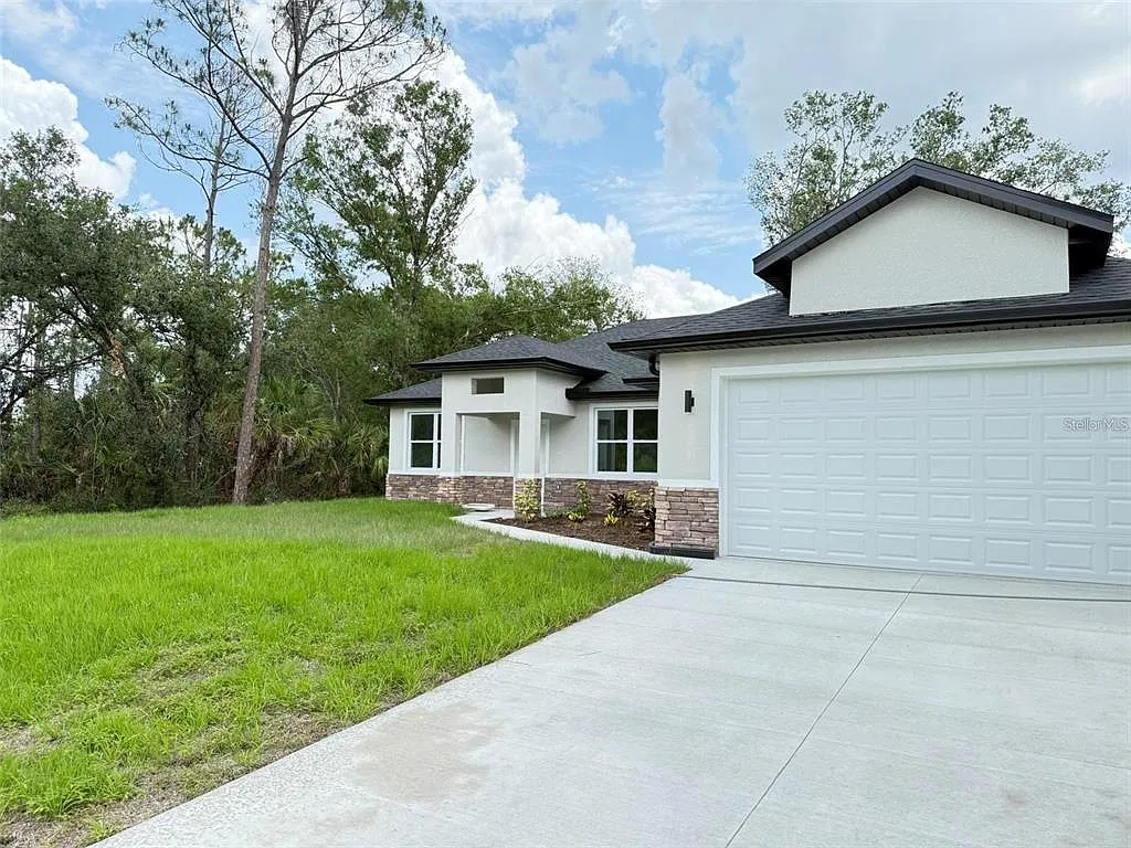 4 bed, 3.0 bath, 2000 sqft, $2,290 — Photo 2