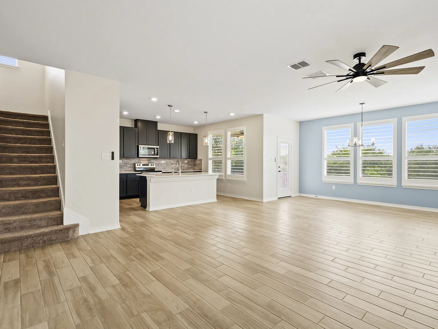 5 bed, 2.5 bath, 2847 sqft, $2,200 — Photo 4