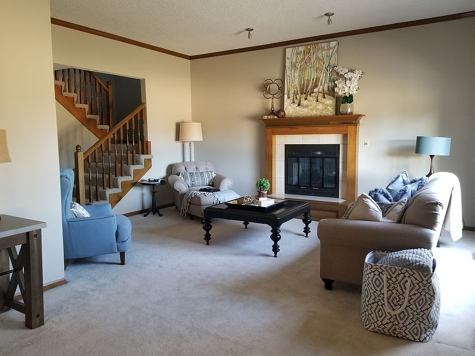 1st image of 613 NE Saint Andrews Cir