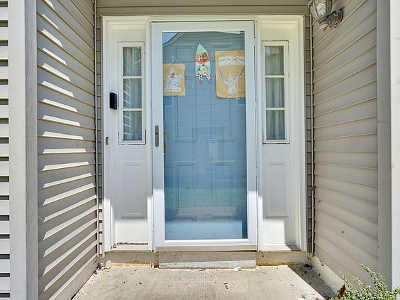 4th image of 605 Woodbine Ln #1000