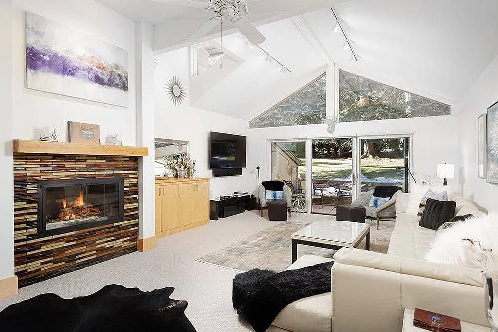 3 bed, 2002 sqft, $40,000 — Photo 1