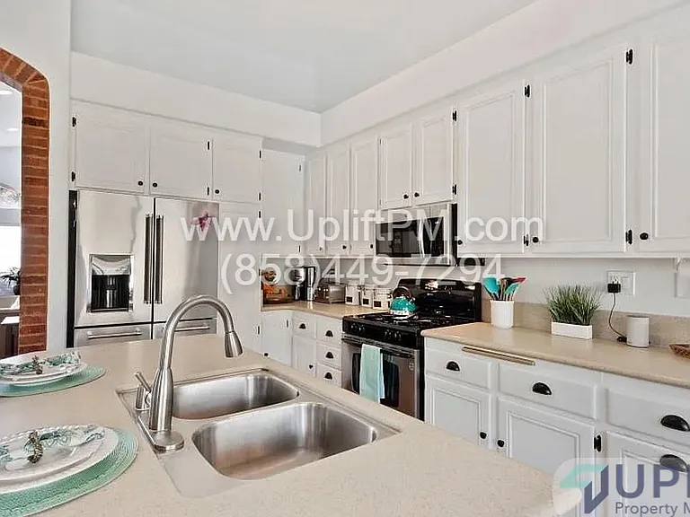 1016 Honeysuckle Dr — Photo 4
