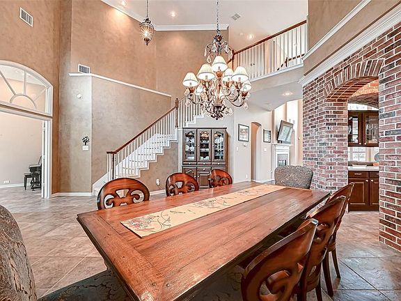 5th image of 11 Millay Ct