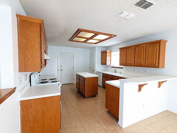 3rd image of 2913 Lakewood
