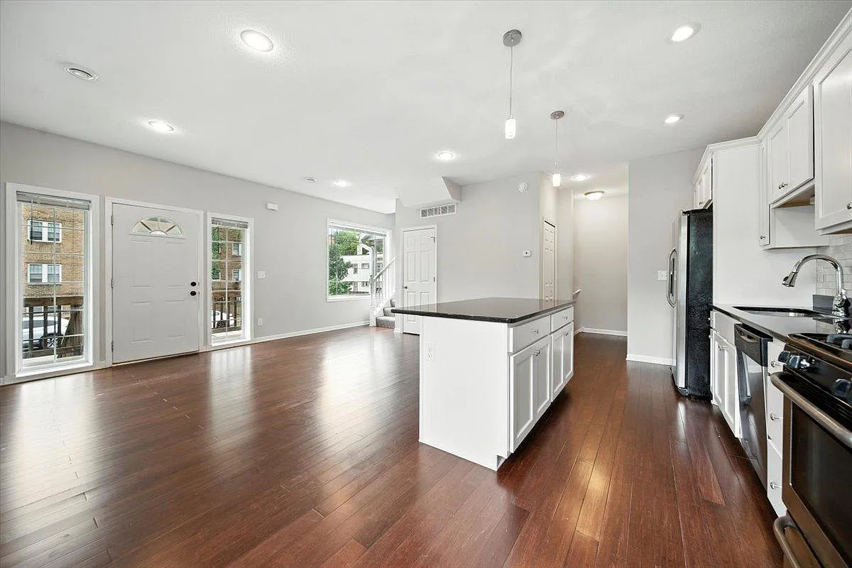 4 bed, 3.5 bath, 1675 sqft, $2,850 — Photo 4