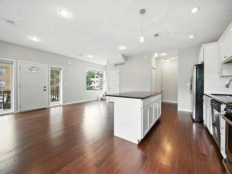 600 W 32nd St #2 — Photo 9