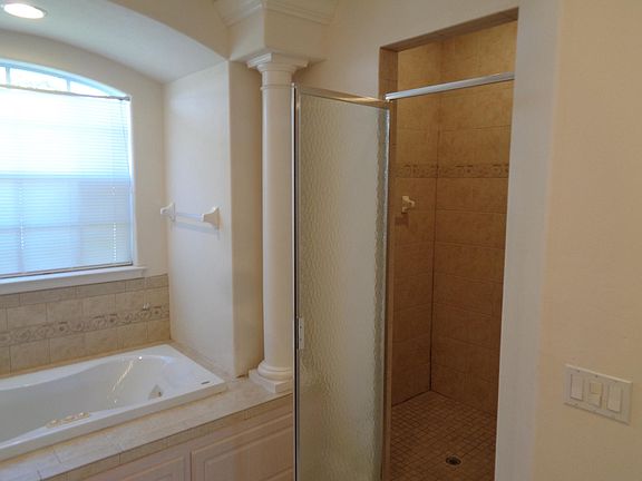 3rd image of 1222 Damen St E