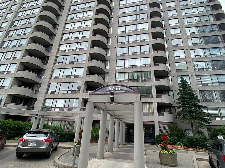 5765 N Yonge St #1504 — Photo 1