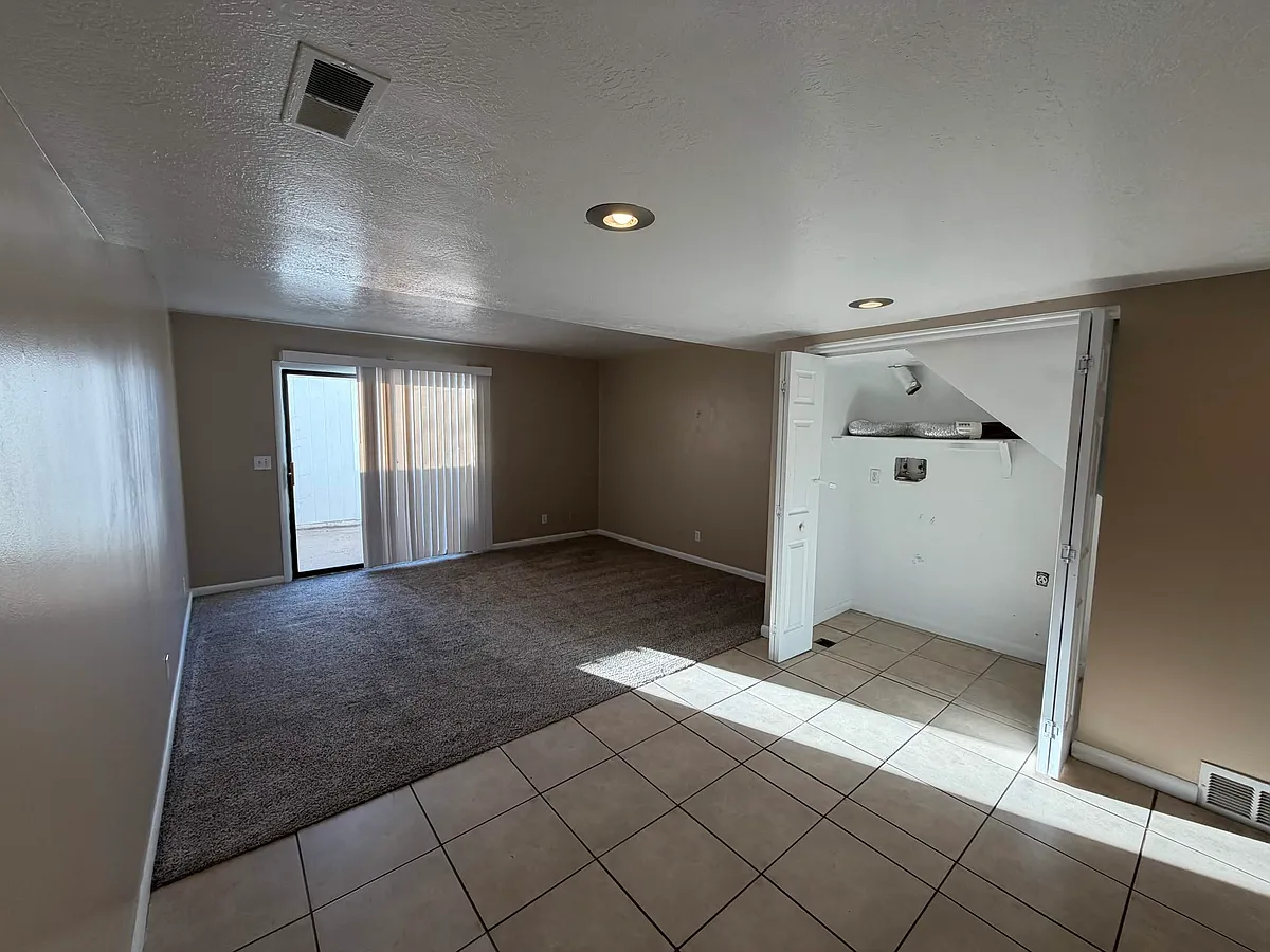 Building Photo - 460 Elm St #3