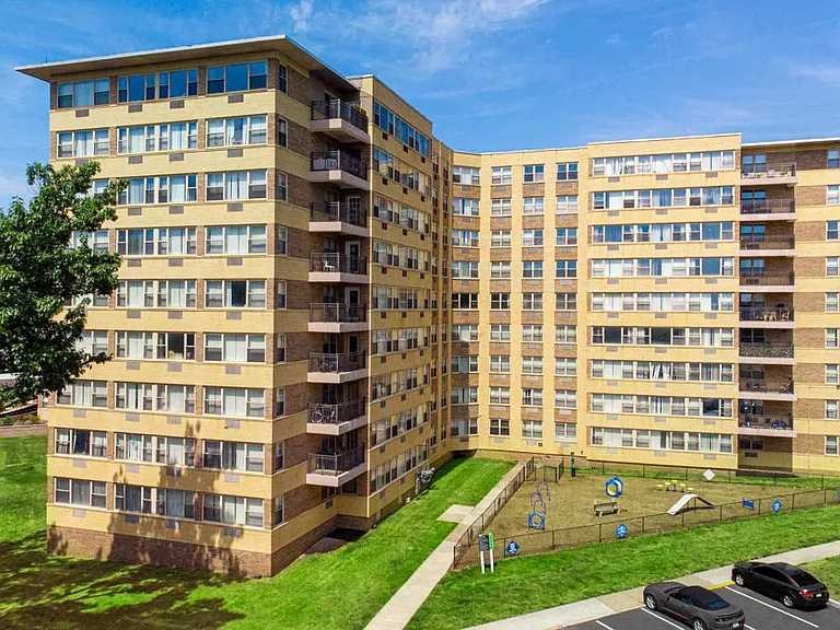 Parkview Towers — Photo 17