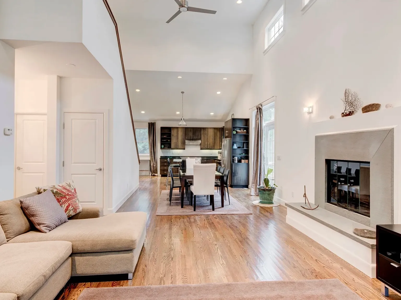 Bright & Stylish Clearwater Beach Retreat 4 Bed, 4 Bath + Pool — Photo 3