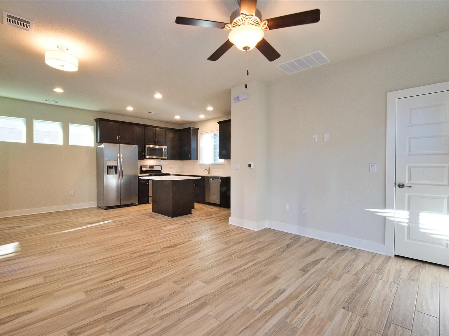 2 bed, 2.5 bath, 1220 sqft, $2,200 — Photo 3