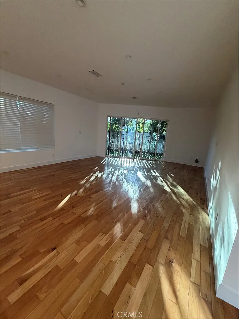 4 bed, 4.5 bath, 2000 sqft, $6,995 — Photo 4