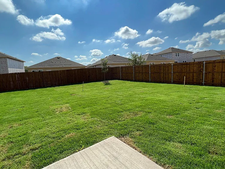 702 Camden Dr — Photo 38