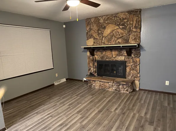 10 Bonneville Dr, Springfield, IL 62707