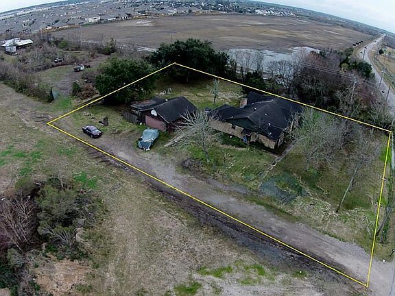 3rd image of 2950 Calder Dr