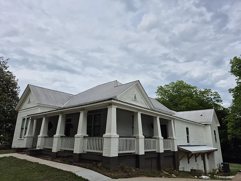 286 Augusta Ave — Photo 1