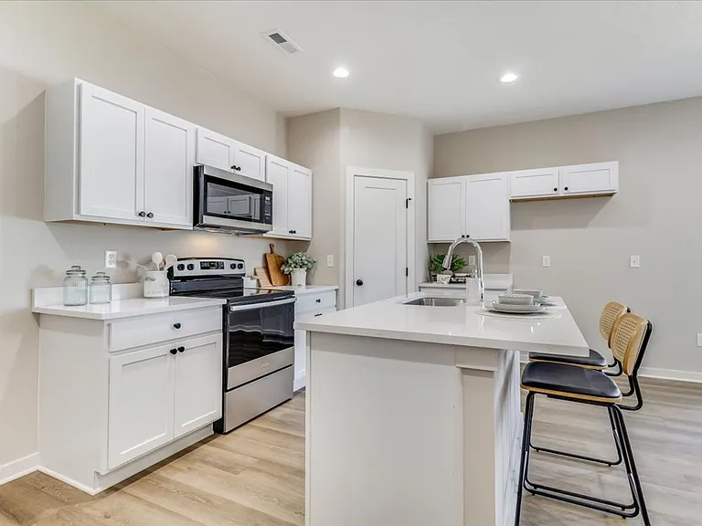 2315 W Macarthur Rd — Photo 10