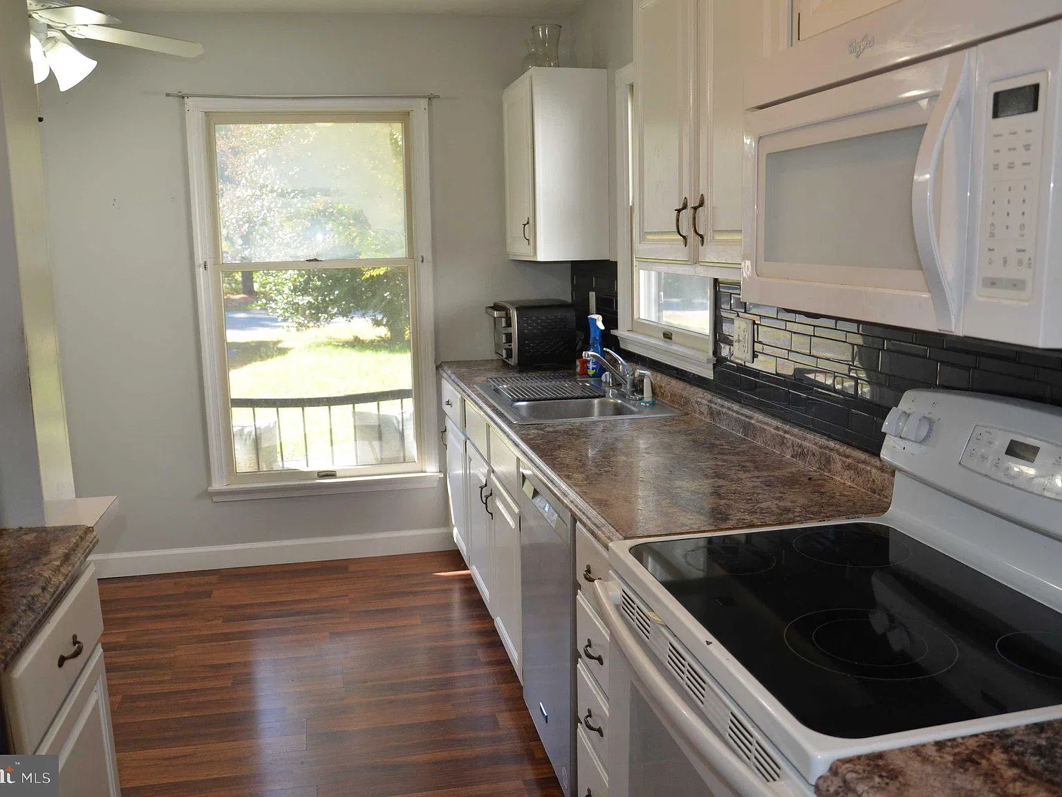 2 bed, 1.5 bath, 1210 sqft, $1,800 — Photo 3