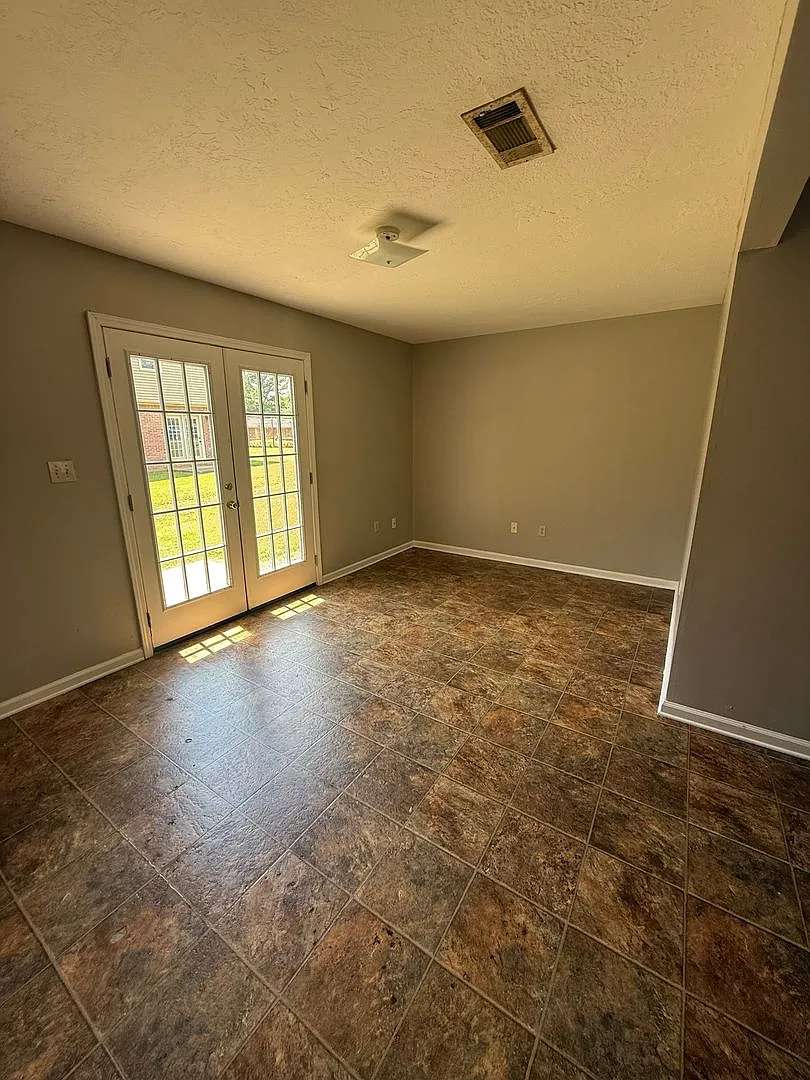 University Place 2- Charming Townhouse Apartment — Photo 4
