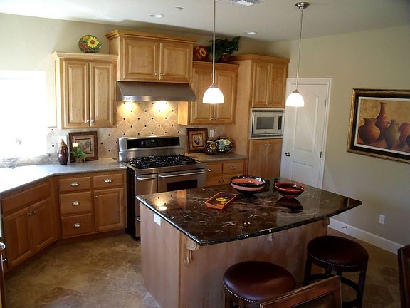 2nd image of 933 Oliver Ct