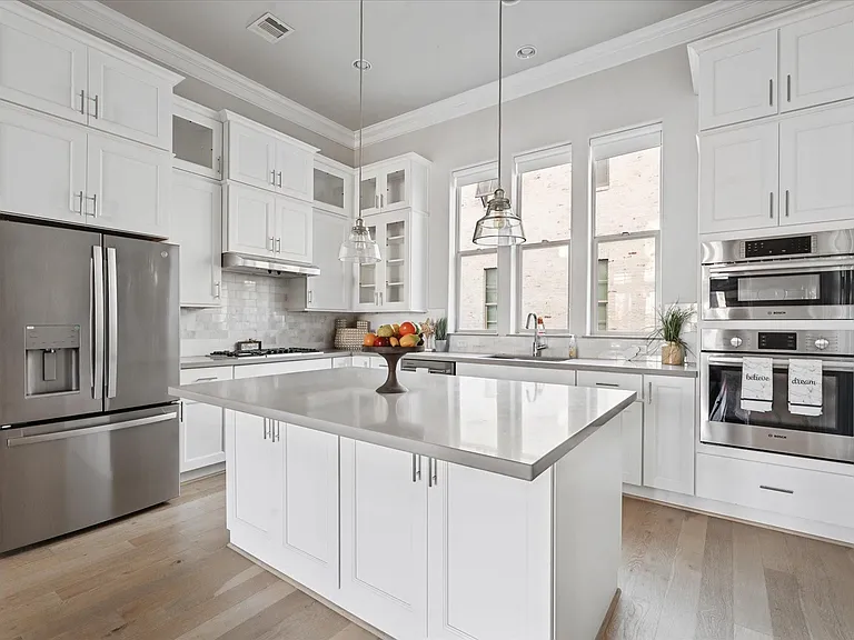 1005 Saint Charles St — Photo 11