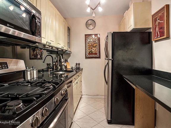 3rd image of 175 Willoughby St APT 6D