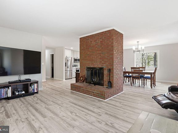 3rd image of 218 Midshipman Cir