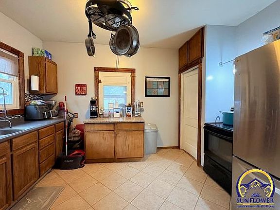 5th image of 929 Lawrence St