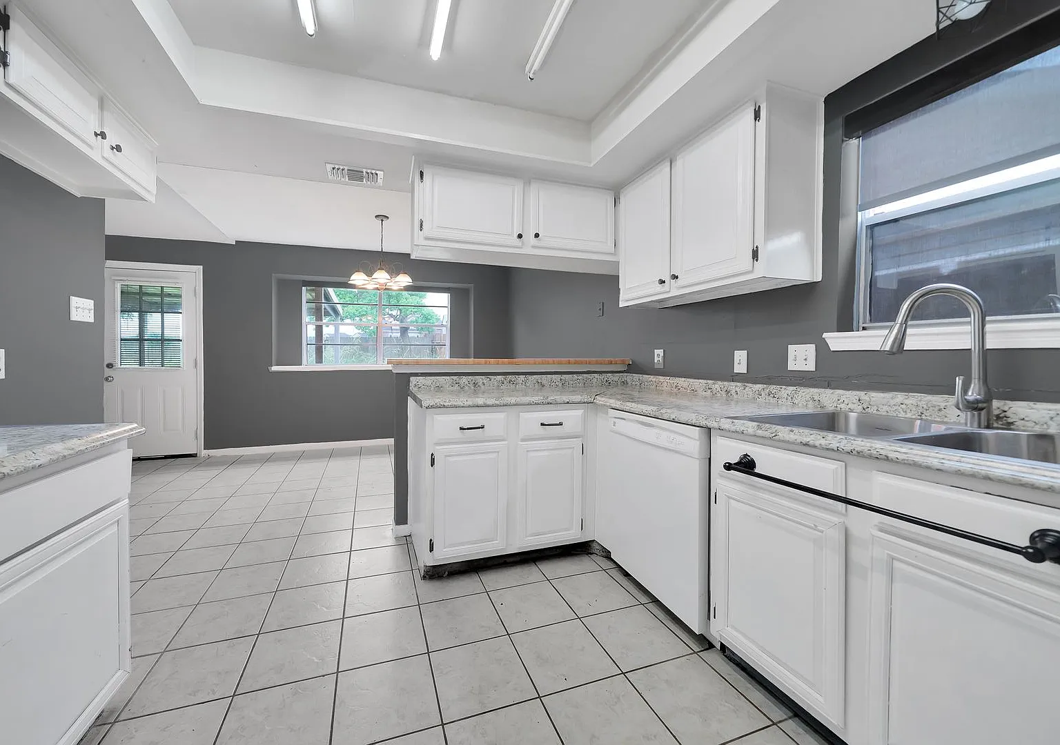 Beautiful 3 bed 2 bath in Sterling Green! — Photo 2