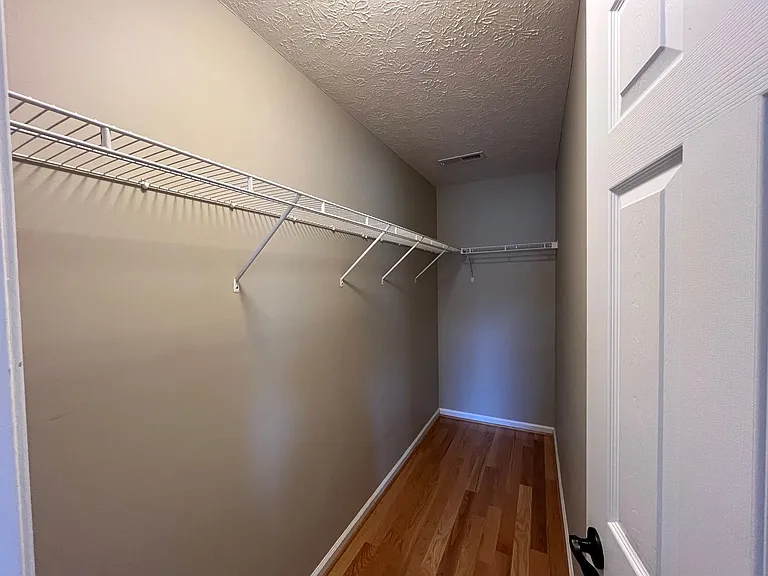 696 Wyndhurst Dr — Photo 22