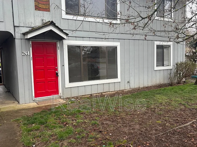 241 NW Rose St — Photo 3