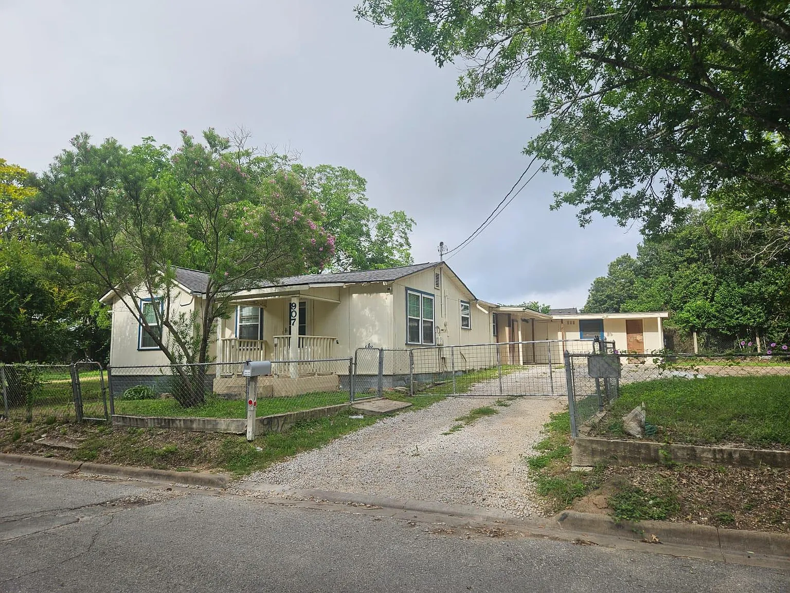 4 bed, 2.0 bath, 1706 sqft, $1,750 — Photo 2