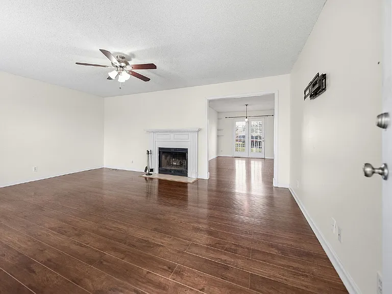 1361 Jenny Ln — Photo 6