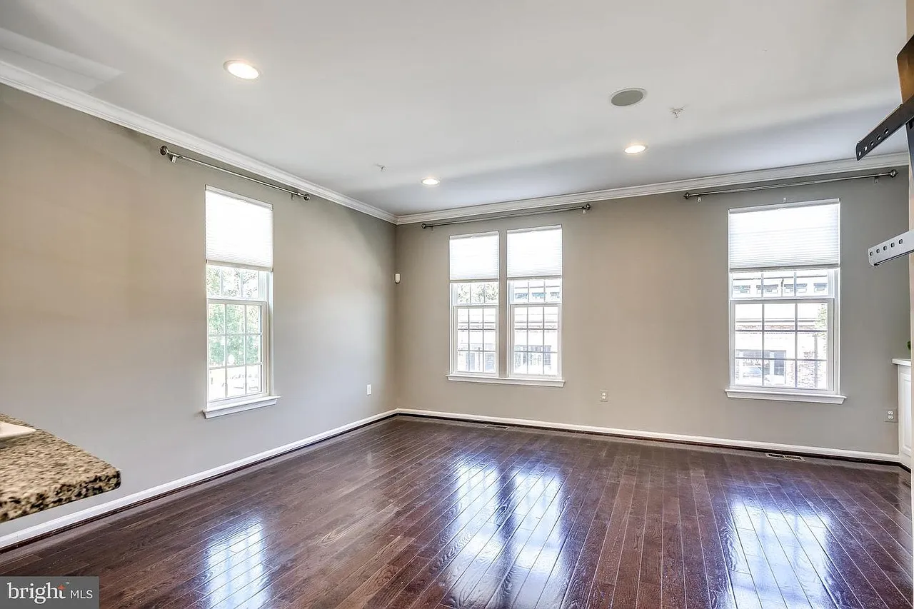 3 bed, 2.5 bath, 1980 sqft, $3,800 — Photo 3
