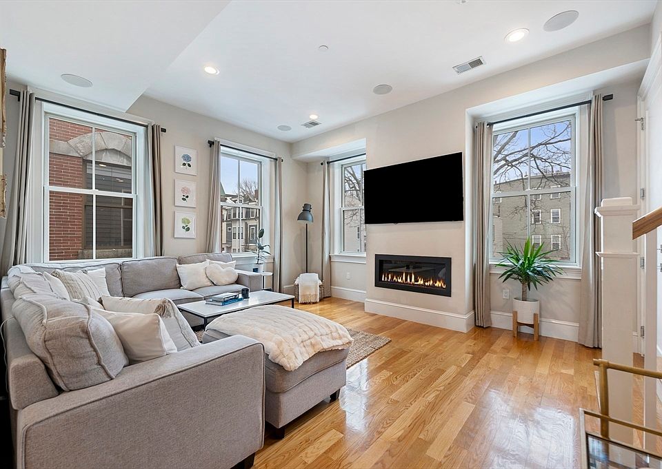 1st image of 480-482 E 4th St #4