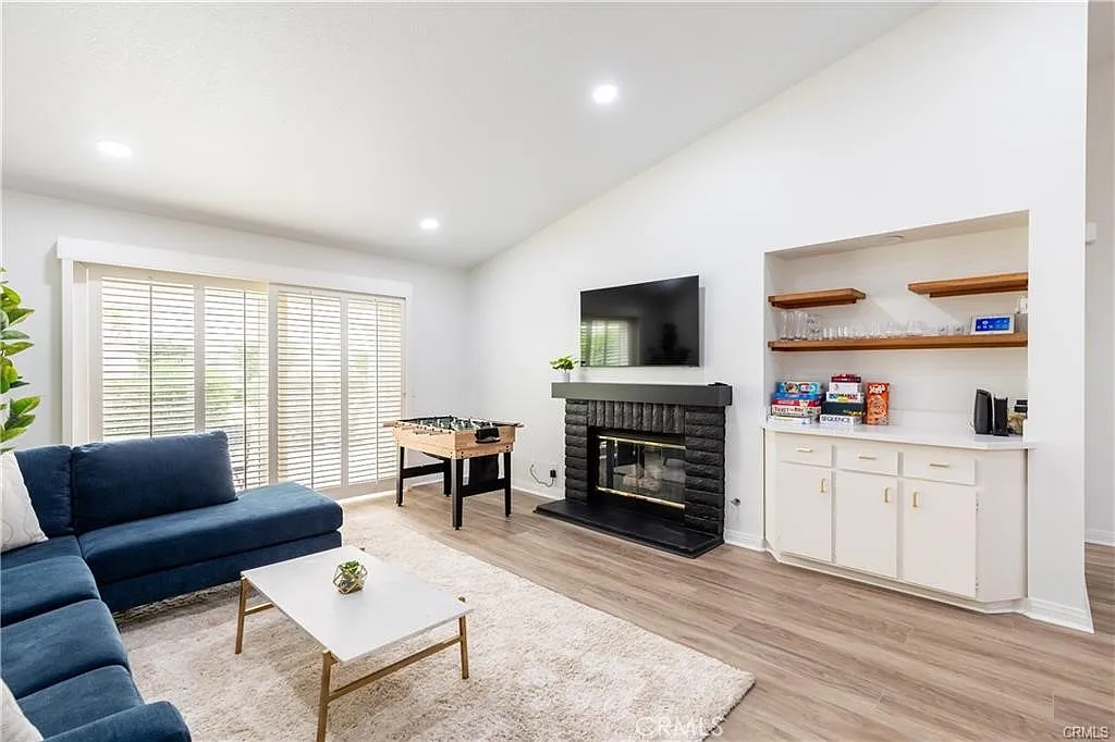 2 bed, 1330 sqft, $3,250 — Photo 1