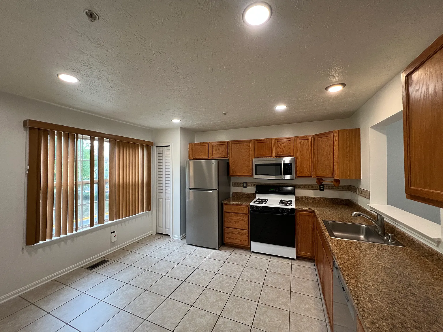 3 bed, 2.5 bath, 1584 sqft, $3,100 — Photo 2