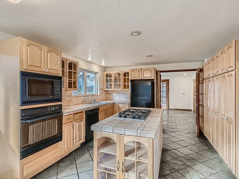 1045 Gilbert St — Photo 10