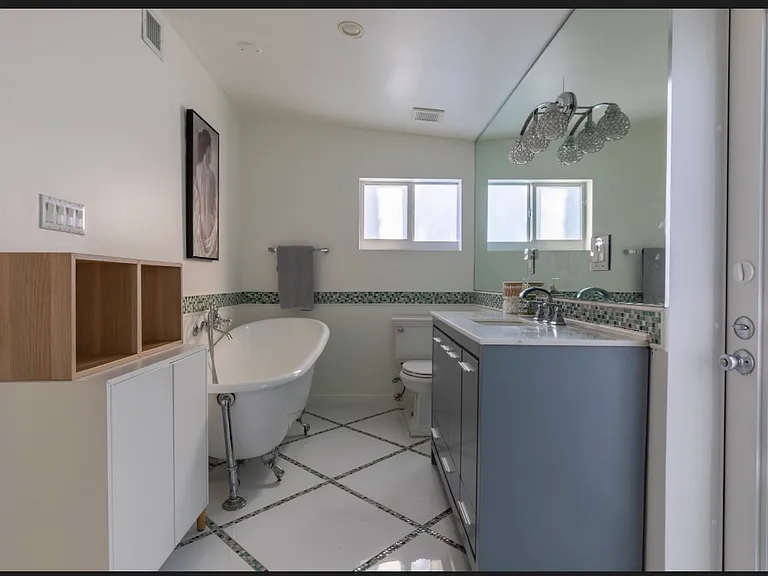 2181 NE 28th Ave — Photo 17