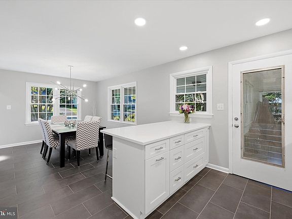 4th image of 312 Broadleaf Dr NE