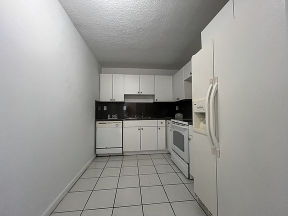 5th image of 700 NW 214th St APT 608
