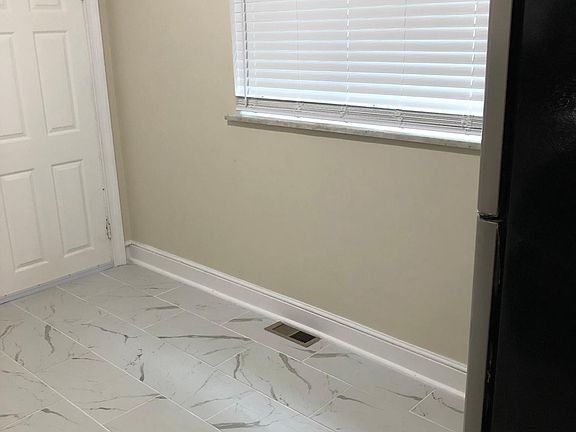 5th image of 108 N Lincoln St