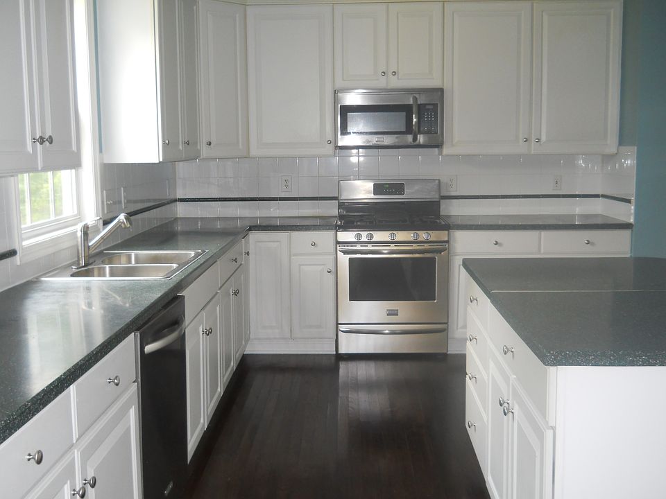 1st image of 7168 Connaught Dr
