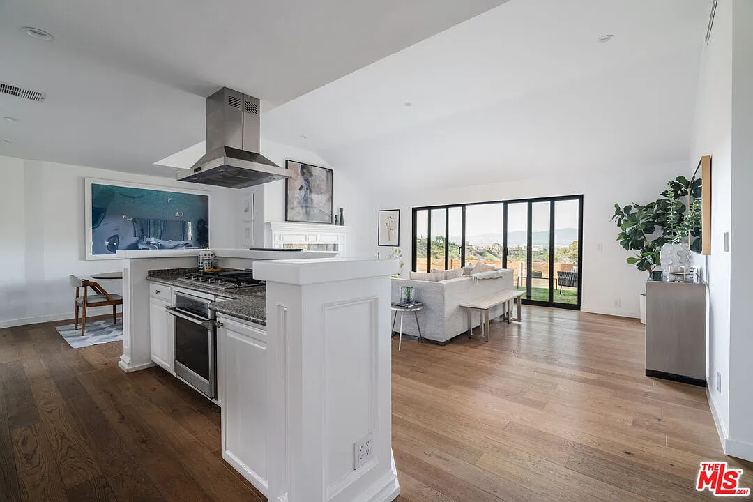 2 bed, 2.0 bath, 1402 sqft, $12,000 — Photo 3