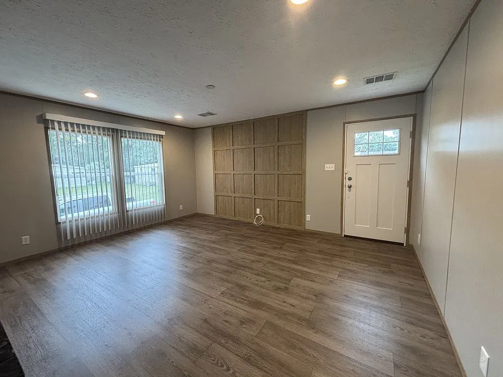 3 bed, 2.0 bath, 1456 sqft, $1,399 — Photo 2